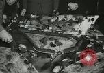 Standbild Kursleiter Lehre traffic control für Studenten Quantico Virginia USA, 1942, aus Sekunde 32 historischem Filmmaterial Videoclip 65675022166