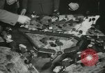 Standbild Kursleiter Lehre traffic control für Studenten Quantico Virginia USA, 1942, aus Sekunde 33 historischem Filmmaterial Videoclip 65675022166