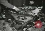 Standbild Kursleiter Lehre traffic control für Studenten Quantico Virginia USA, 1942, aus Sekunde 34 historischem Filmmaterial Videoclip 65675022166