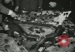 Standbild Kursleiter Lehre traffic control für Studenten Quantico Virginia USA, 1942, aus Sekunde 37 historischem Filmmaterial Videoclip 65675022166