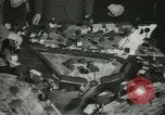 Standbild Kursleiter Lehre traffic control für Studenten Quantico Virginia USA, 1942, aus Sekunde 40 historischem Filmmaterial Videoclip 65675022166
