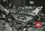 Standbild Kursleiter Lehre traffic control für Studenten Quantico Virginia USA, 1942, aus Sekunde 41 historischem Filmmaterial Videoclip 65675022166