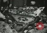 Standbild Kursleiter Lehre traffic control für Studenten Quantico Virginia USA, 1942, aus Sekunde 43 historischem Filmmaterial Videoclip 65675022166