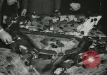 Standbild Kursleiter Lehre traffic control für Studenten Quantico Virginia USA, 1942, aus Sekunde 44 historischem Filmmaterial Videoclip 65675022166