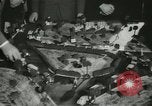Standbild Kursleiter Lehre traffic control für Studenten Quantico Virginia USA, 1942, aus Sekunde 45 historischem Filmmaterial Videoclip 65675022166