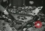 Standbild Kursleiter Lehre traffic control für Studenten Quantico Virginia USA, 1942, aus Sekunde 46 historischem Filmmaterial Videoclip 65675022166