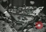 Standbild Kursleiter Lehre traffic control für Studenten Quantico Virginia USA, 1942, aus Sekunde 47 historischem Filmmaterial Videoclip 65675022166