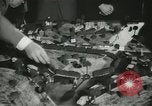 Standbild Kursleiter Lehre traffic control für Studenten Quantico Virginia USA, 1942, aus Sekunde 48 historischem Filmmaterial Videoclip 65675022166
