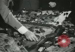 Standbild Kursleiter Lehre traffic control für Studenten Quantico Virginia USA, 1942, aus Sekunde 49 historischem Filmmaterial Videoclip 65675022166