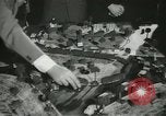 Standbild Kursleiter Lehre traffic control für Studenten Quantico Virginia USA, 1942, aus Sekunde 50 historischem Filmmaterial Videoclip 65675022166