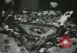 Standbild Kursleiter Lehre traffic control für Studenten Quantico Virginia USA, 1942, aus Sekunde 56 historischem Filmmaterial Videoclip 65675022166