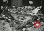 Standbild Kursleiter Lehre traffic control für Studenten Quantico Virginia USA, 1942, aus Sekunde 57 historischem Filmmaterial Videoclip 65675022166