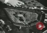 Standbild Kursleiter Lehre traffic control für Studenten Quantico Virginia USA, 1942, aus Sekunde 61 historischem Filmmaterial Videoclip 65675022166