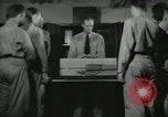 Standbild Kursleiter demonstriert Modelle Gewehre Quantico Virginia USA, 1942, aus Sekunde 1 historischem Filmmaterial Videoclip 65675022167