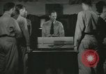 Standbild Kursleiter demonstriert Modelle Gewehre Quantico Virginia USA, 1942, aus Sekunde 4 historischem Filmmaterial Videoclip 65675022167