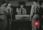 Standbild Kursleiter demonstriert Modelle Gewehre Quantico Virginia USA, 1942, aus Sekunde 5 historischem Filmmaterial Videoclip 65675022167