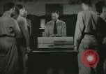 Standbild Kursleiter demonstriert Modelle Gewehre Quantico Virginia USA, 1942, aus Sekunde 6 historischem Filmmaterial Videoclip 65675022167