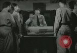 Standbild Kursleiter demonstriert Modelle Gewehre Quantico Virginia USA, 1942, aus Sekunde 7 historischem Filmmaterial Videoclip 65675022167