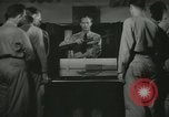 Standbild Kursleiter demonstriert Modelle Gewehre Quantico Virginia USA, 1942, aus Sekunde 9 historischem Filmmaterial Videoclip 65675022167