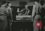Standbild Kursleiter demonstriert Modelle Gewehre Quantico Virginia USA, 1942, aus Sekunde 10 historischem Filmmaterial Videoclip 65675022167