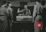 Standbild Kursleiter demonstriert Modelle Gewehre Quantico Virginia USA, 1942, aus Sekunde 11 historischem Filmmaterial Videoclip 65675022167