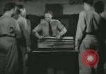 Standbild Kursleiter demonstriert Modelle Gewehre Quantico Virginia USA, 1942, aus Sekunde 12 historischem Filmmaterial Videoclip 65675022167