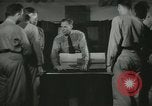 Standbild Kursleiter demonstriert Modelle Gewehre Quantico Virginia USA, 1942, aus Sekunde 13 historischem Filmmaterial Videoclip 65675022167