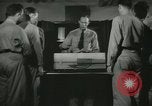 Standbild Kursleiter demonstriert Modelle Gewehre Quantico Virginia USA, 1942, aus Sekunde 15 historischem Filmmaterial Videoclip 65675022167