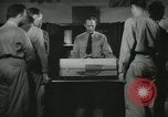 Standbild Kursleiter demonstriert Modelle Gewehre Quantico Virginia USA, 1942, aus Sekunde 16 historischem Filmmaterial Videoclip 65675022167