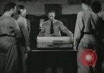 Standbild Kursleiter demonstriert Modelle Gewehre Quantico Virginia USA, 1942, aus Sekunde 17 historischem Filmmaterial Videoclip 65675022167