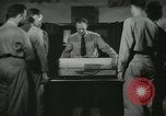 Standbild Kursleiter demonstriert Modelle Gewehre Quantico Virginia USA, 1942, aus Sekunde 18 historischem Filmmaterial Videoclip 65675022167