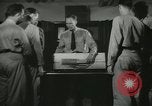Standbild Kursleiter demonstriert Modelle Gewehre Quantico Virginia USA, 1942, aus Sekunde 19 historischem Filmmaterial Videoclip 65675022167