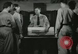 Standbild Kursleiter demonstriert Modelle Gewehre Quantico Virginia USA, 1942, aus Sekunde 20 historischem Filmmaterial Videoclip 65675022167