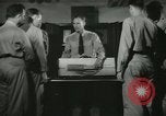 Standbild Kursleiter demonstriert Modelle Gewehre Quantico Virginia USA, 1942, aus Sekunde 21 historischem Filmmaterial Videoclip 65675022167