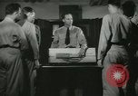 Standbild Kursleiter demonstriert Modelle Gewehre Quantico Virginia USA, 1942, aus Sekunde 22 historischem Filmmaterial Videoclip 65675022167