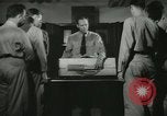 Standbild Kursleiter demonstriert Modelle Gewehre Quantico Virginia USA, 1942, aus Sekunde 23 historischem Filmmaterial Videoclip 65675022167