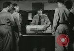 Standbild Kursleiter demonstriert Modelle Gewehre Quantico Virginia USA, 1942, aus Sekunde 24 historischem Filmmaterial Videoclip 65675022167