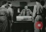 Standbild Kursleiter demonstriert Modelle Gewehre Quantico Virginia USA, 1942, aus Sekunde 25 historischem Filmmaterial Videoclip 65675022167