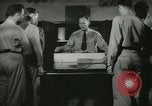 Standbild Kursleiter demonstriert Modelle Gewehre Quantico Virginia USA, 1942, aus Sekunde 26 historischem Filmmaterial Videoclip 65675022167