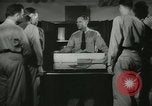 Standbild Kursleiter demonstriert Modelle Gewehre Quantico Virginia USA, 1942, aus Sekunde 27 historischem Filmmaterial Videoclip 65675022167