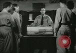 Standbild Kursleiter demonstriert Modelle Gewehre Quantico Virginia USA, 1942, aus Sekunde 28 historischem Filmmaterial Videoclip 65675022167
