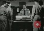 Standbild Kursleiter demonstriert Modelle Gewehre Quantico Virginia USA, 1942, aus Sekunde 30 historischem Filmmaterial Videoclip 65675022167