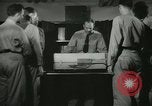 Standbild Kursleiter demonstriert Modelle Gewehre Quantico Virginia USA, 1942, aus Sekunde 32 historischem Filmmaterial Videoclip 65675022167