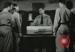 Standbild Kursleiter demonstriert Modelle Gewehre Quantico Virginia USA, 1942, aus Sekunde 33 historischem Filmmaterial Videoclip 65675022167