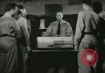 Standbild Kursleiter demonstriert Modelle Gewehre Quantico Virginia USA, 1942, aus Sekunde 34 historischem Filmmaterial Videoclip 65675022167