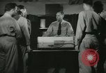 Standbild Kursleiter demonstriert Modelle Gewehre Quantico Virginia USA, 1942, aus Sekunde 35 historischem Filmmaterial Videoclip 65675022167