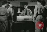 Standbild Kursleiter demonstriert Modelle Gewehre Quantico Virginia USA, 1942, aus Sekunde 36 historischem Filmmaterial Videoclip 65675022167
