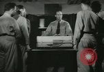 Standbild Kursleiter demonstriert Modelle Gewehre Quantico Virginia USA, 1942, aus Sekunde 37 historischem Filmmaterial Videoclip 65675022167