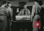 Standbild Kursleiter demonstriert Modelle Gewehre Quantico Virginia USA, 1942, aus Sekunde 38 historischem Filmmaterial Videoclip 65675022167