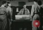 Standbild Kursleiter demonstriert Modelle Gewehre Quantico Virginia USA, 1942, aus Sekunde 39 historischem Filmmaterial Videoclip 65675022167